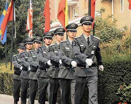 在小區(qū)門(mén)口發(fā)生搶劫事件時(shí)，物業(yè)保安是否負(fù)有相關(guān)責(zé)任