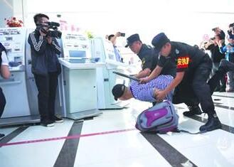 銀行內(nèi)遇搶劫咋應(yīng)對(duì)？襄陽(yáng)戎安保安公司演練給答案